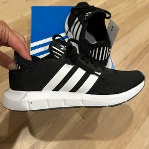 Adidas swift run (size 7 women’s)